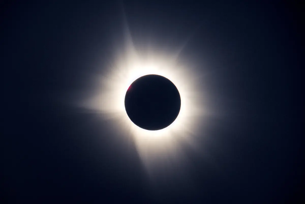 The last total eclipse seen from Europe: the corona on 12 August 2026, low in the sky over Molina de Aragón, Spain